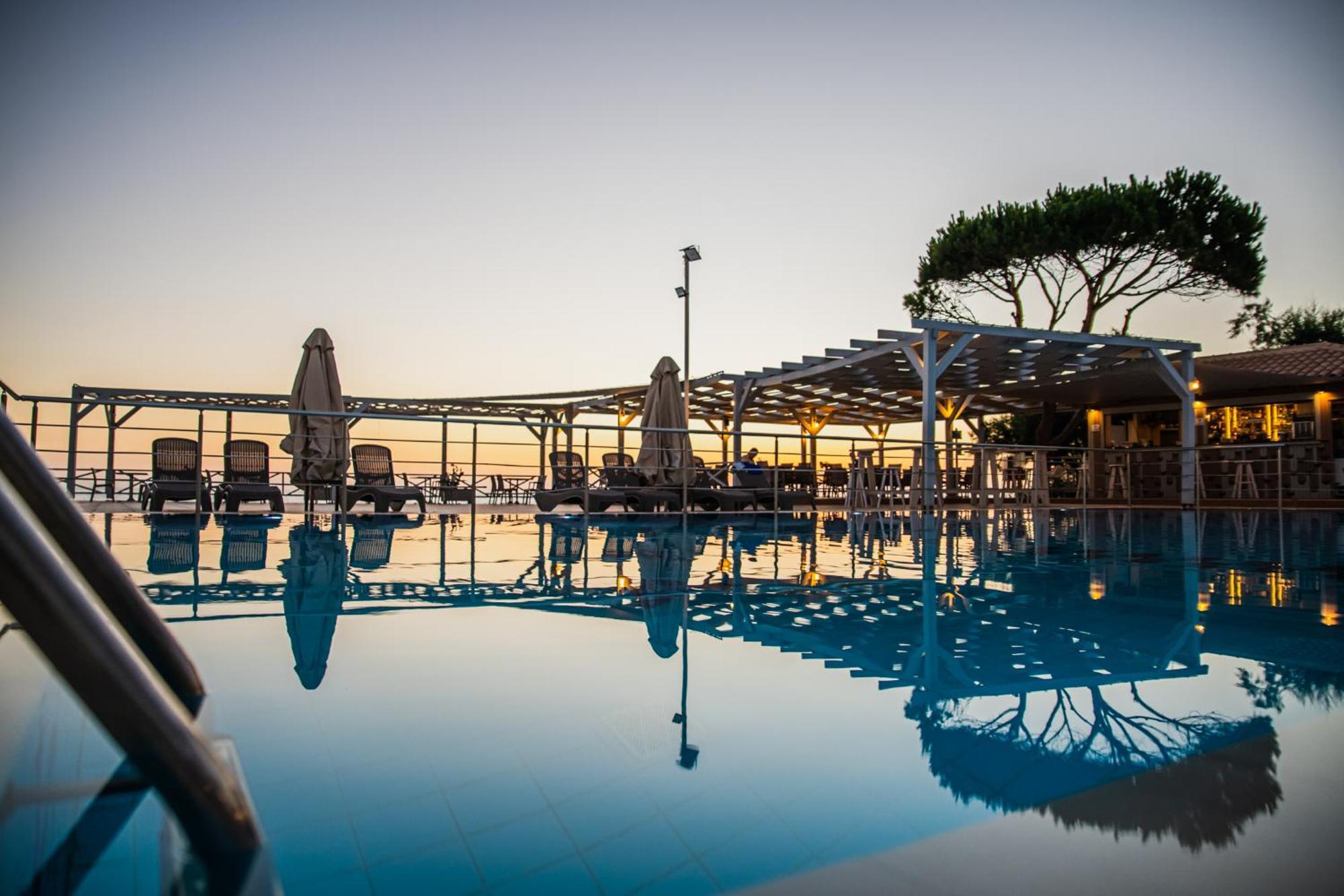 Mesogeios Hotel Marathopoli Bagian luar foto