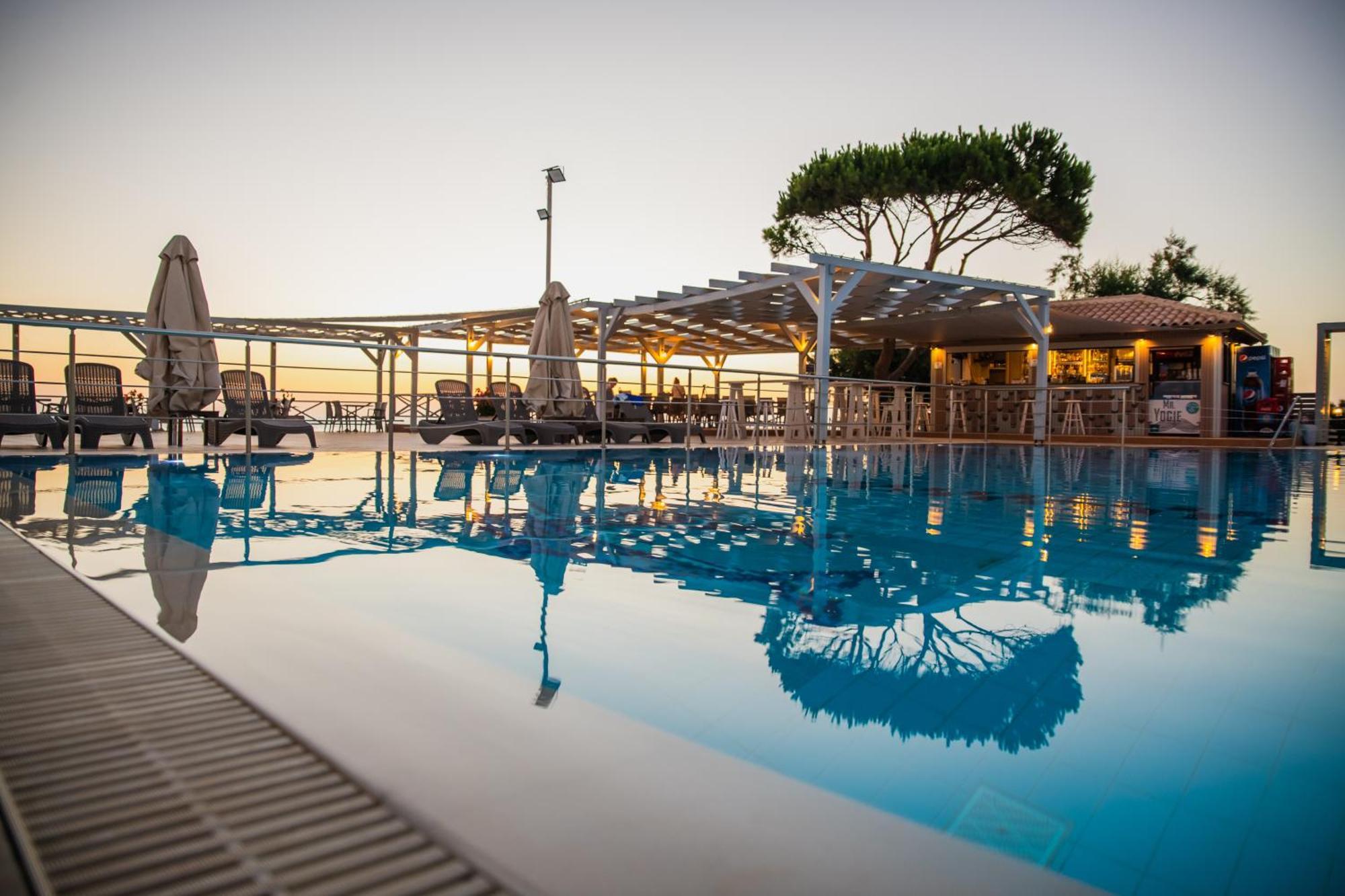 Mesogeios Hotel Marathopoli Bagian luar foto